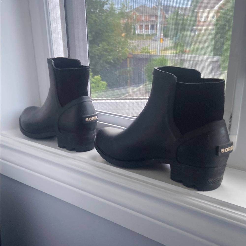 Sorel Black Winter Rain Boots Sleek Design